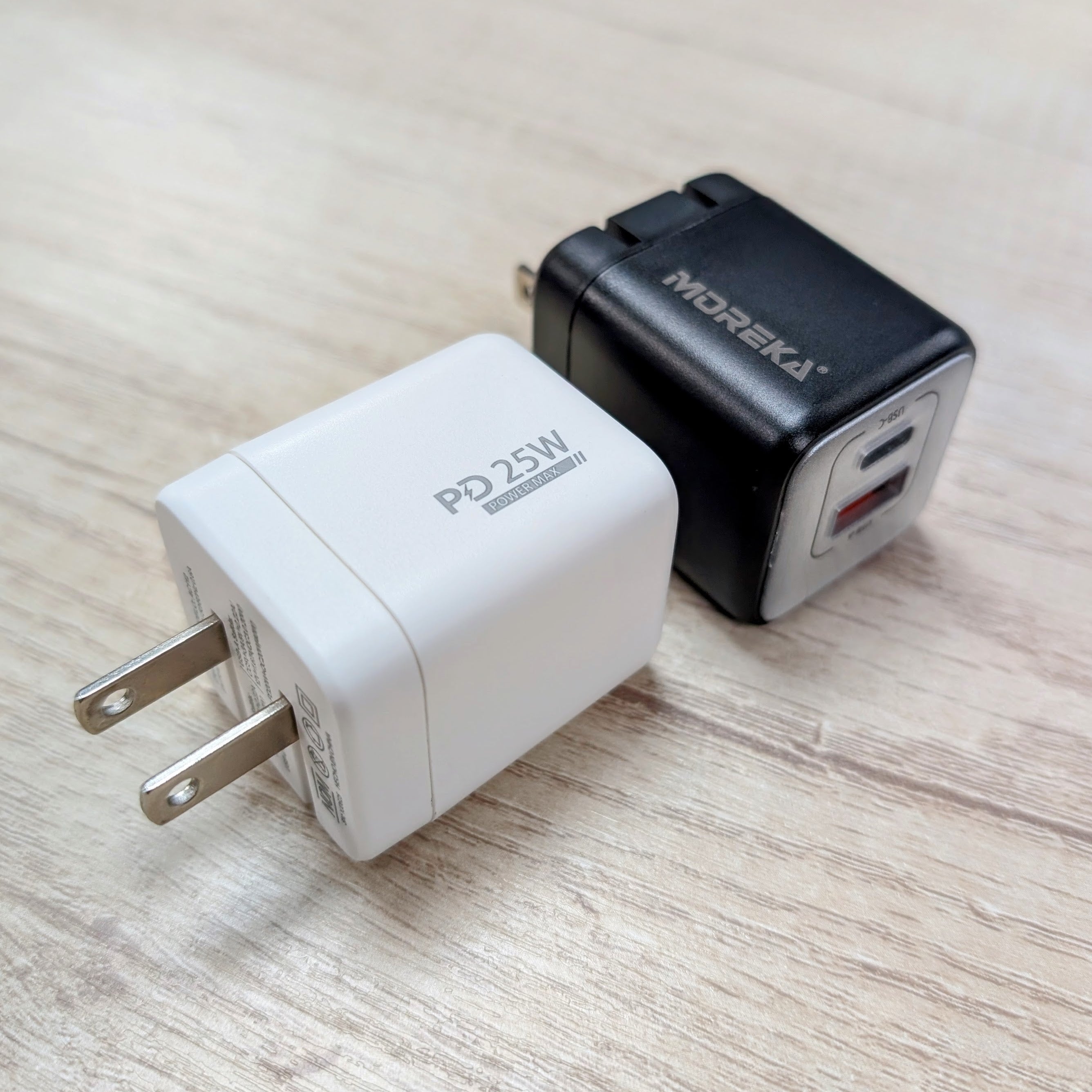 Cargador 40W 5V- 3A puertos PD20W & QC3.0 20W Clavija plegable Moreka  AC112