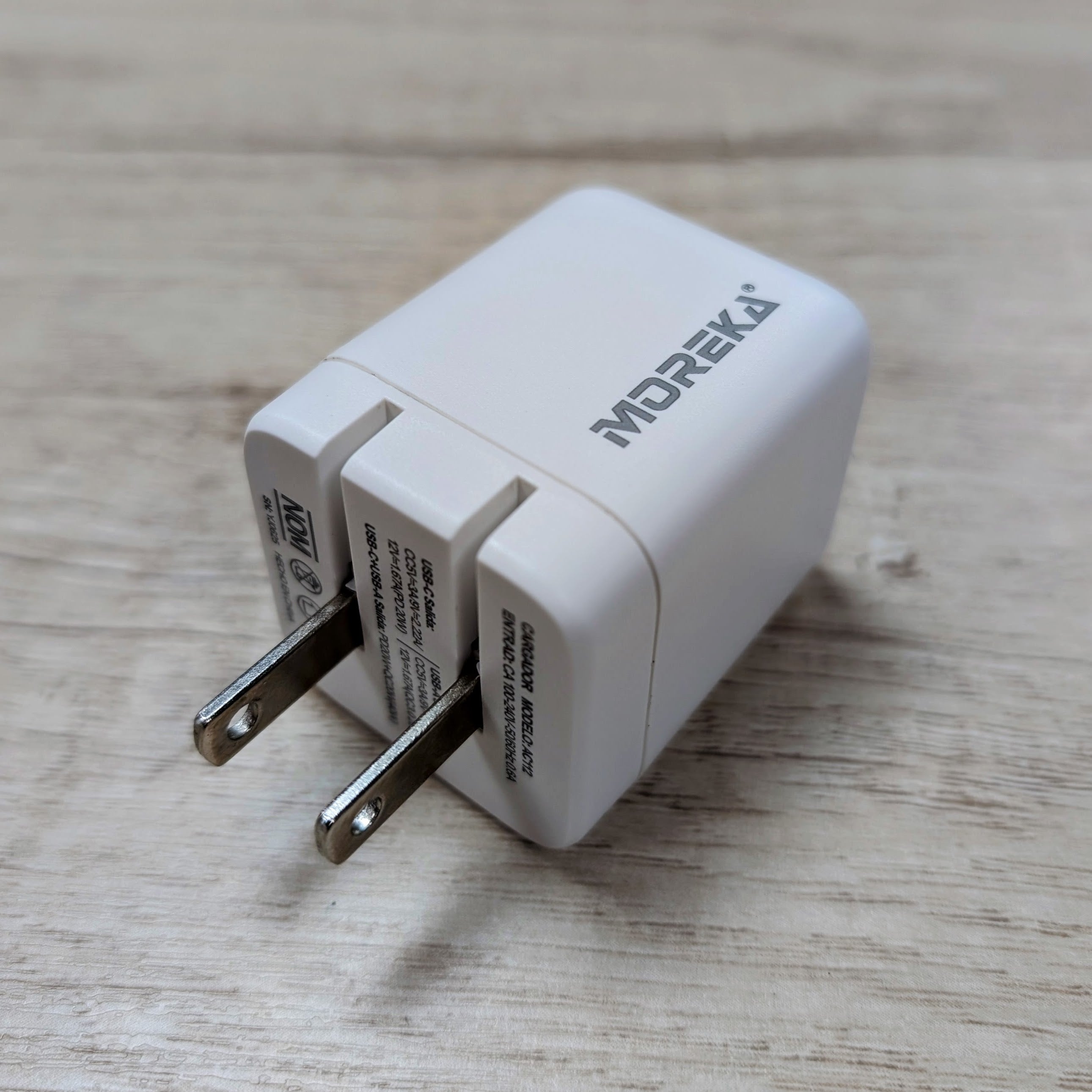 Cargador 40W 5V- 3A puertos PD20W & QC3.0 20W Clavija plegable cable C-C Moreka  AC113