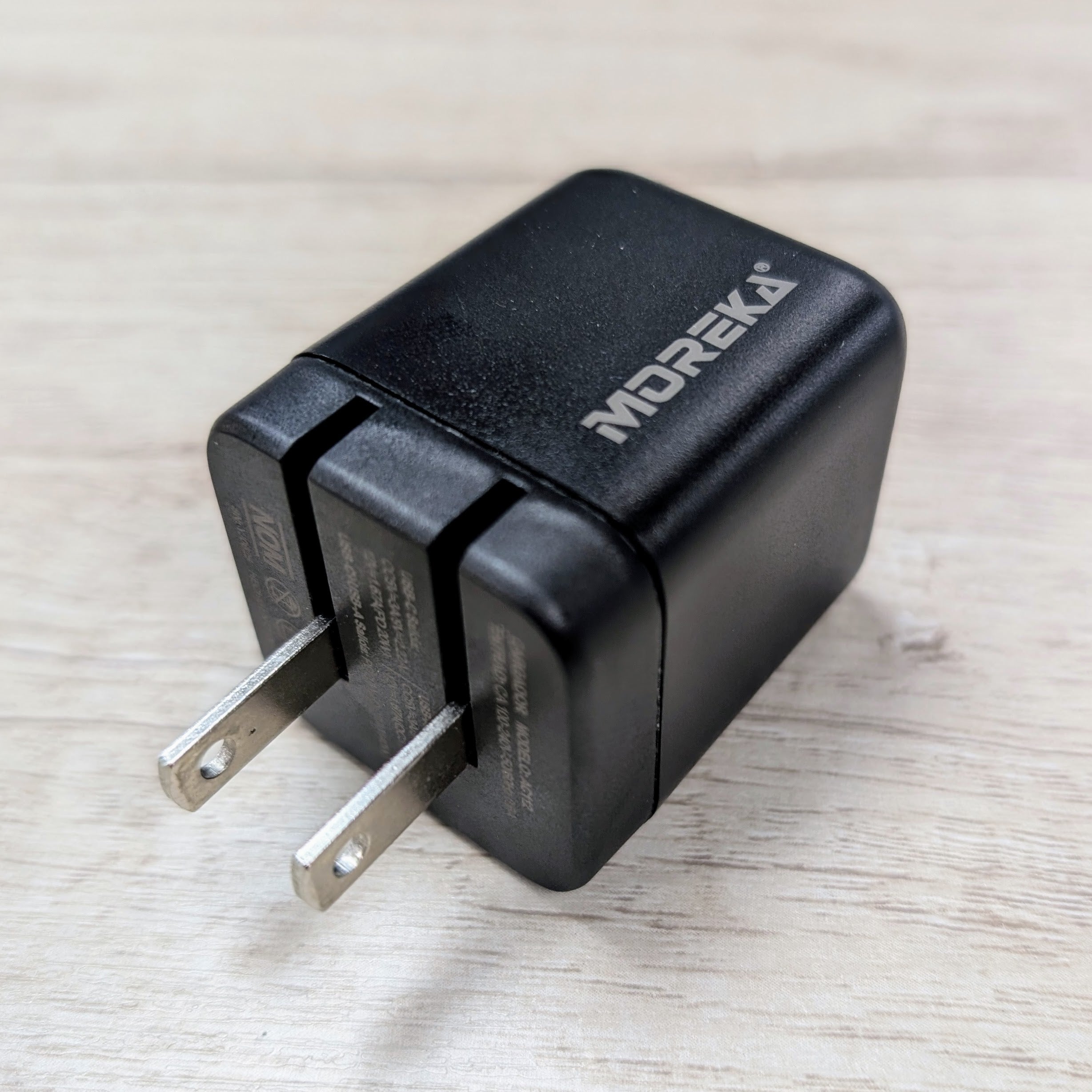 Cargador 40W 5V- 3A puertos PD20W & QC3.0 20W Clavija plegable cable C-C Moreka  AC113