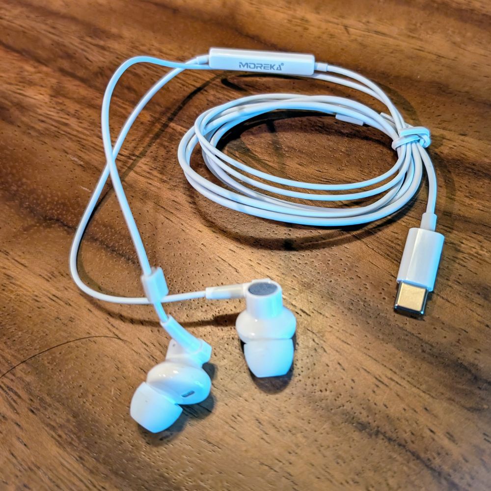 Audífonos Moreka M-926 Alámbricos Manos Libres conector tipo C Micrófono integrado